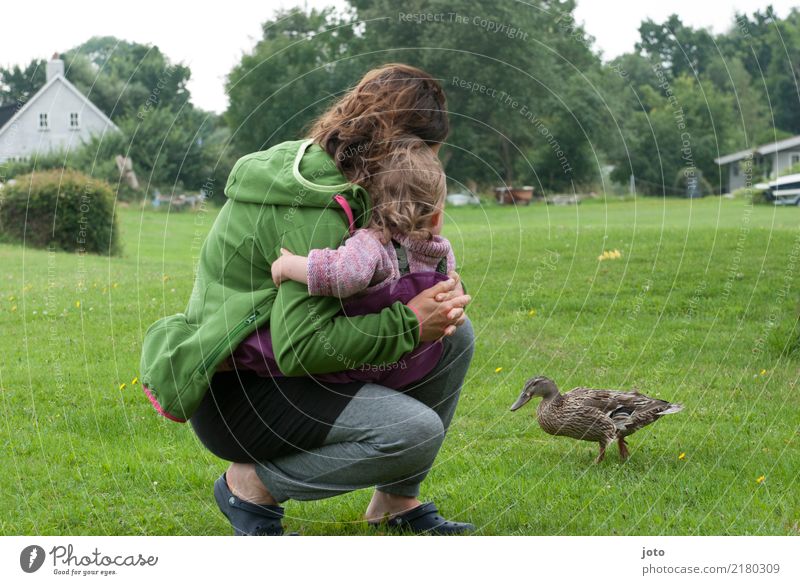 Tierische Begegnung Ferien & Urlaub & Reisen Ausflug Sommer Sommerurlaub Kind Kleinkind Mutter Erwachsene Großmutter Familie & Verwandtschaft Kindheit 2 Mensch