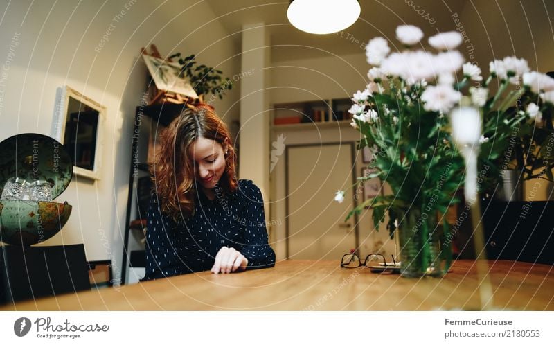 Young happy woman sitting in her living room elegant Häusliches Leben Wohnung Haus Traumhaus Innenarchitektur Dekoration & Verzierung feminin Junge Frau