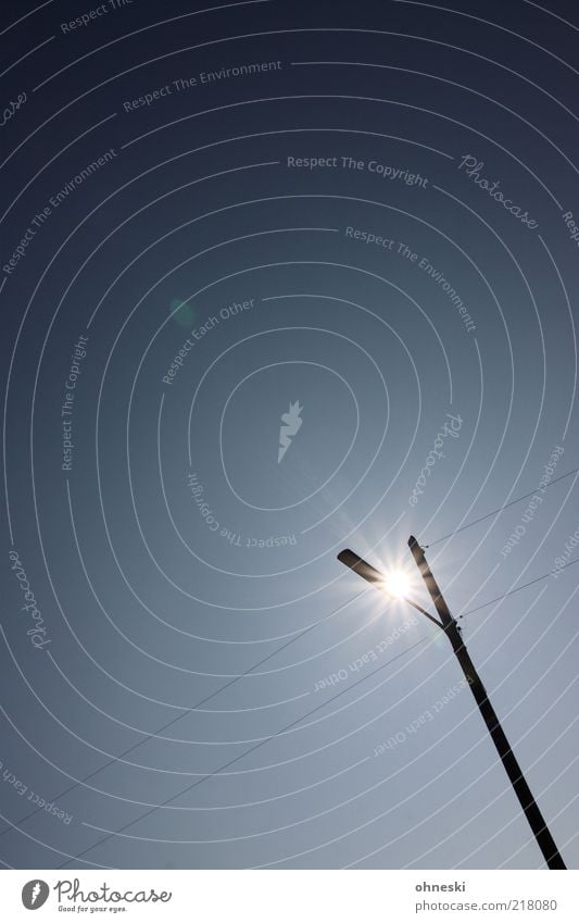 Light on Technik & Technologie Fortschritt Zukunft Energiewirtschaft Erneuerbare Energie Sonnenenergie hell Laterne Lampe Straßenbeleuchtung Himmel Farbfoto