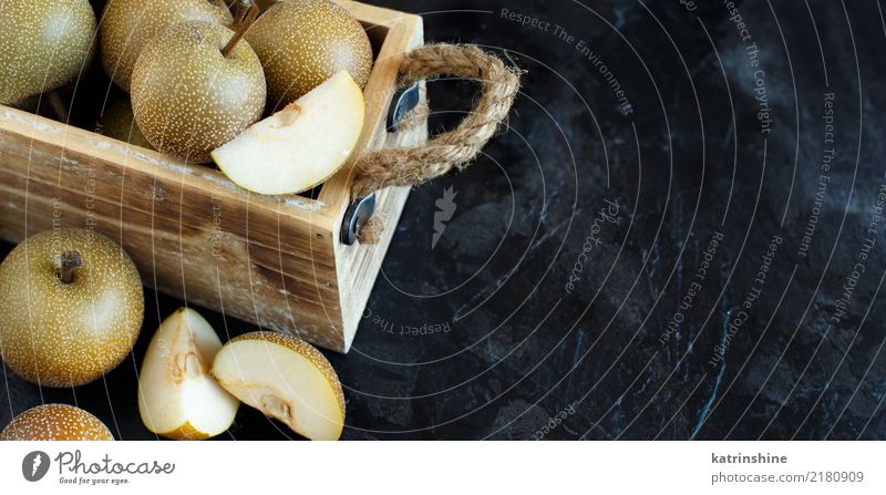 Nashi Birnen (Apfelbirnen oder asiatische Birnen) auf einem dunklen Hintergrund Frucht Dessert Vegetarische Ernährung alt dunkel frisch lecker retro gelb