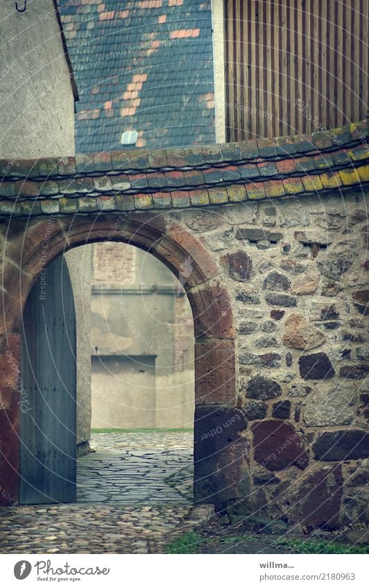 Historischer Torbogen vor einem mittelalterlichen Vierseitenhof historisch Klosterbuch Gebäude Kloster Buch Mauer Dachziegel Steinmauer Hof Innenhof Mittelalter