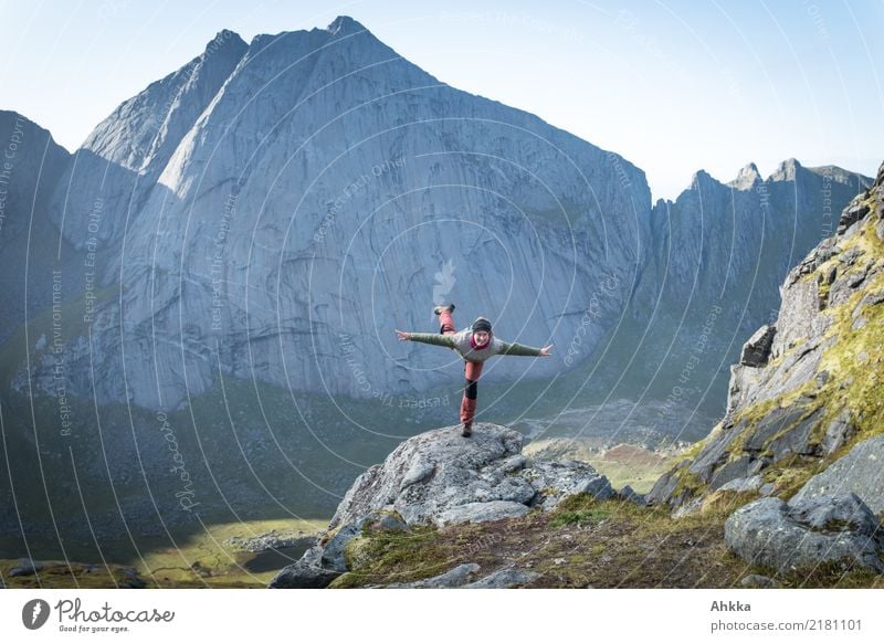 Junge Frau macht Flugversuch in Berglandschaft Skandinaviens Spielen Ferien & Urlaub & Reisen Abenteuer Ferne Freiheit Jugendliche Natur Urelemente