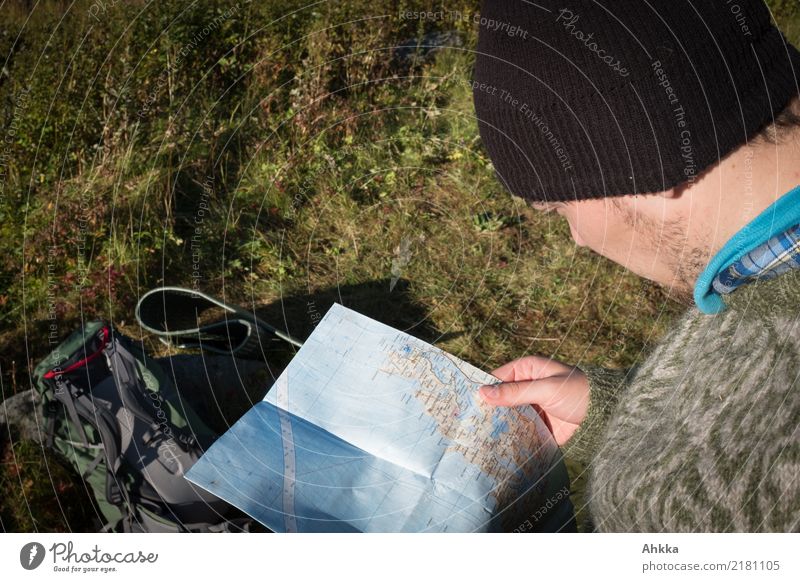 Ein junger Mann mit Islandpullover studiert eine Wanderkarte Ferien & Urlaub & Reisen Ausflug Abenteuer Berge u. Gebirge wandern Junger Mann Jugendliche Natur