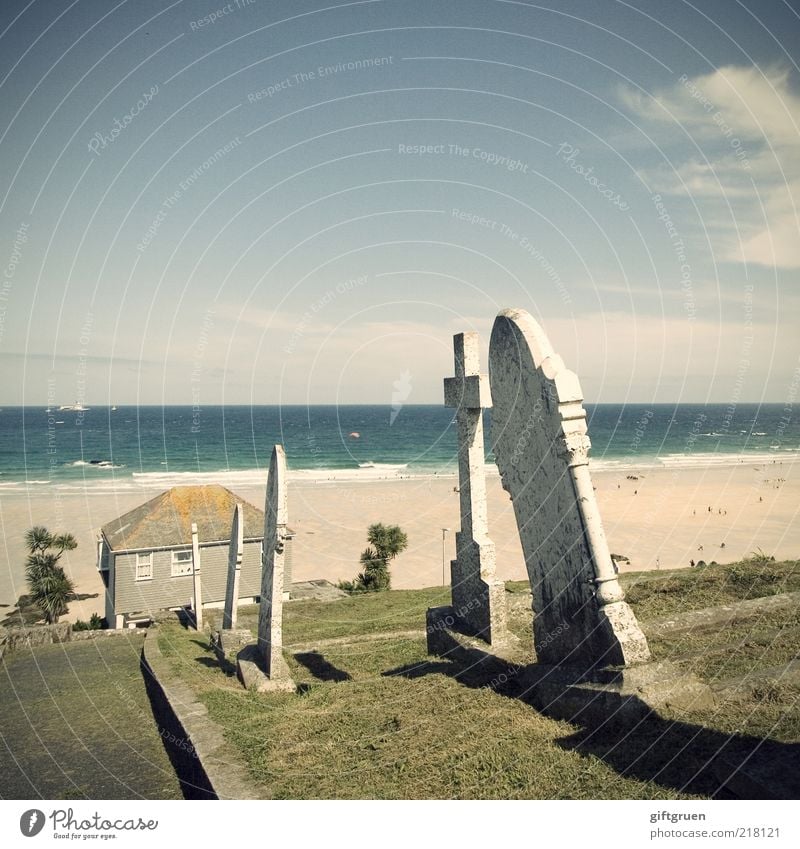 requiescam in pace Umwelt Natur Landschaft Wasser Himmel Pflanze Gras Küste Meer Insel Traurigkeit Trauer Tod Friedhof bizarr Haus Strand Cornwall