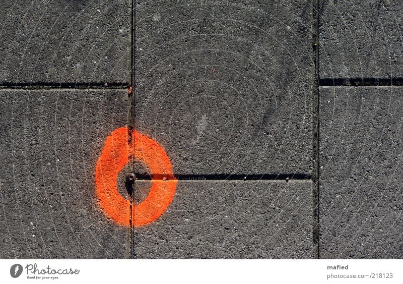 Eckpunkt Baustelle Messinstrument Wege & Pfade Stein Metall grau rot schwarz Genauigkeit Vermessungspunkt Farbfoto Außenaufnahme Nahaufnahme Textfreiraum rechts