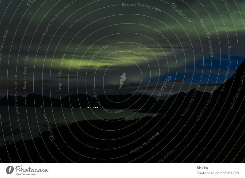 Polarlicht über den Lofoten Wolken Nachthimmel Nordlicht leuchten außergewöhnlich exotisch Stimmung einzigartig entdecken erleben geheimnisvoll Horizont Klima