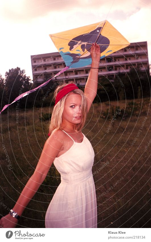 AND LET YOUR KITES RISE :: Junge Frau Jugendliche Drache Plattenbau Delphine Kleid Uhr Stirnband Morgen Gegenlicht Drachensteigen Drachenfliegen springen Lust