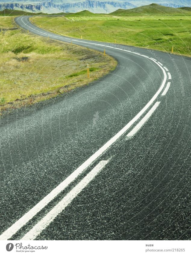 Fahrbahn Umwelt Natur Landschaft Hügel Berge u. Gebirge Verkehr Verkehrswege Straßenverkehr Wege & Pfade Linie grau grün Ziel Asphalt Kurve Island schwungvoll