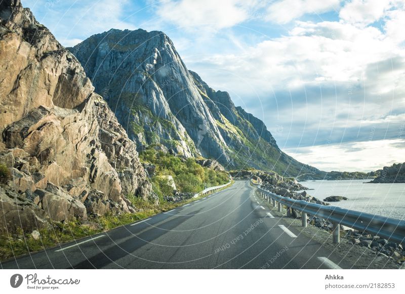 Straßenlandschaft auf den Lofoten, Skandinavien, Bergmassiv Ferien & Urlaub & Reisen Abenteuer Ferne Freiheit Natur Urelemente Schönes Wetter Berge u. Gebirge