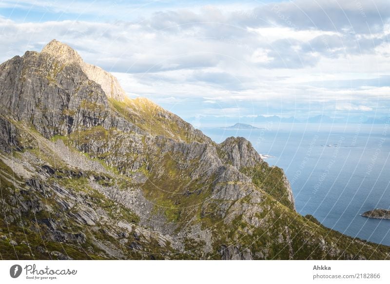 Gipfelbild Ferien & Urlaub & Reisen Ausflug Abenteuer Freiheit Berge u. Gebirge wandern Natur Landschaft Himmel Horizont Küste Meer Insel Lofoten leuchten eckig