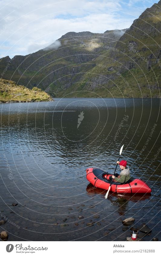 Junge Frau in einem roten Kajak, Bergseepanorama, Norwegen Ferien & Urlaub & Reisen Abenteuer Freiheit Wassersport Jugendliche Natur Fjord See Schlauchboot