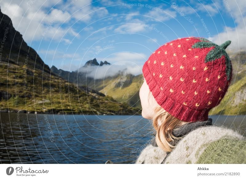 Erdbeermütze vor Bergseepanorama Ferien & Urlaub & Reisen Abenteuer Ferne Junge Frau Jugendliche Kopf Landschaft Himmel Wolken Schönes Wetter Berge u. Gebirge