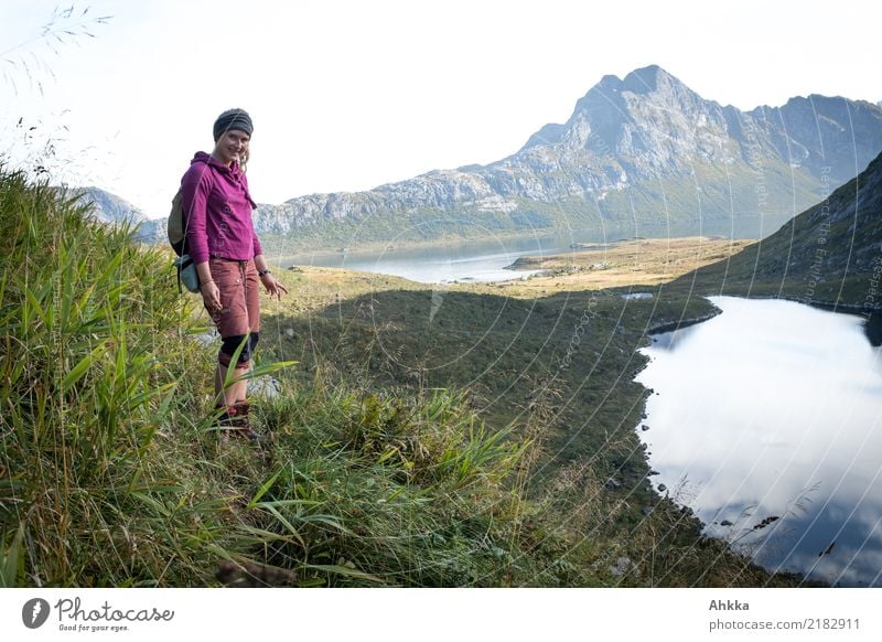 Junge Frau, Fjord, Lofoten, Wandern, Entdecken Leben ruhig Ferien & Urlaub & Reisen Ausflug Abenteuer Ferne Freiheit wandern Jugendliche Natur Landschaft