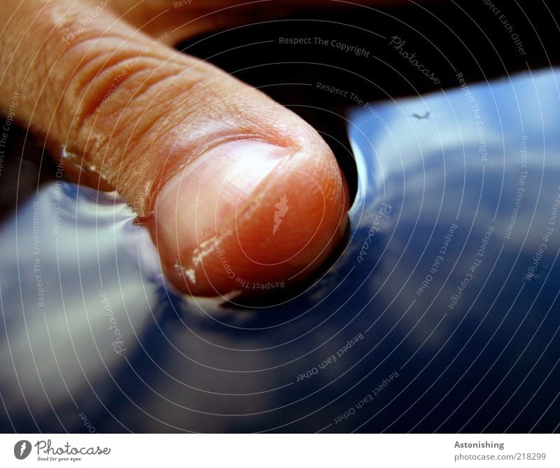 Daumen (halb)hoch! Haut Hand Finger Wasser Wassertropfen liegen blau Oberflächenspannung Daumennagel Hautfalten Wolken Reflexion & Spiegelung Himmel weiß