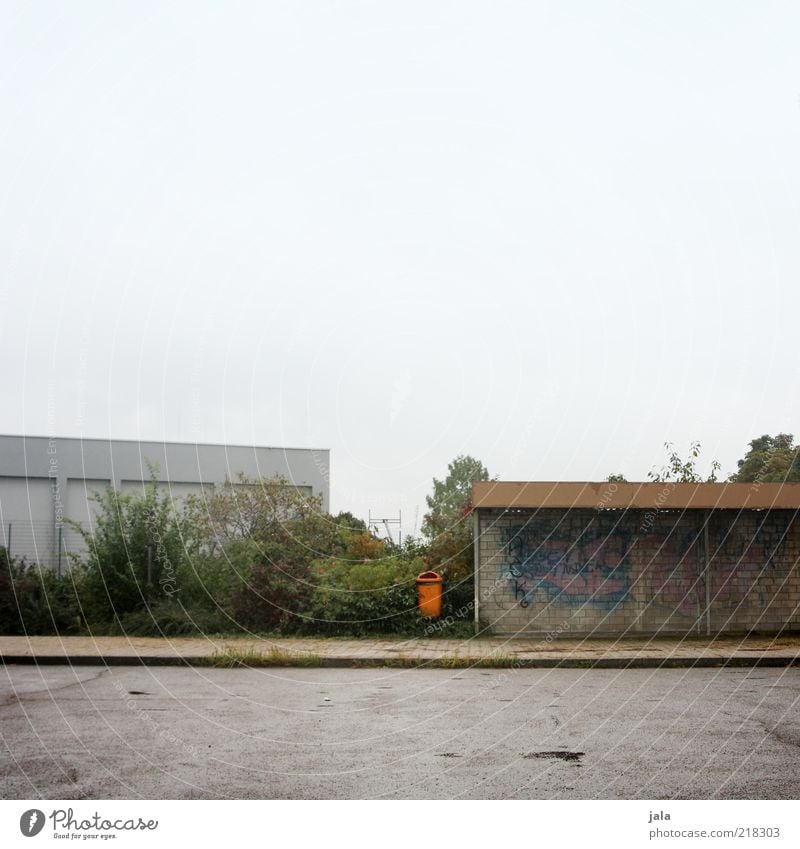 school bus stop Himmel Pflanze Sträucher Menschenleer Platz Bauwerk Gebäude Architektur Bushaltestelle Straße Wege & Pfade trist grau grün Haltestelle Farbfoto