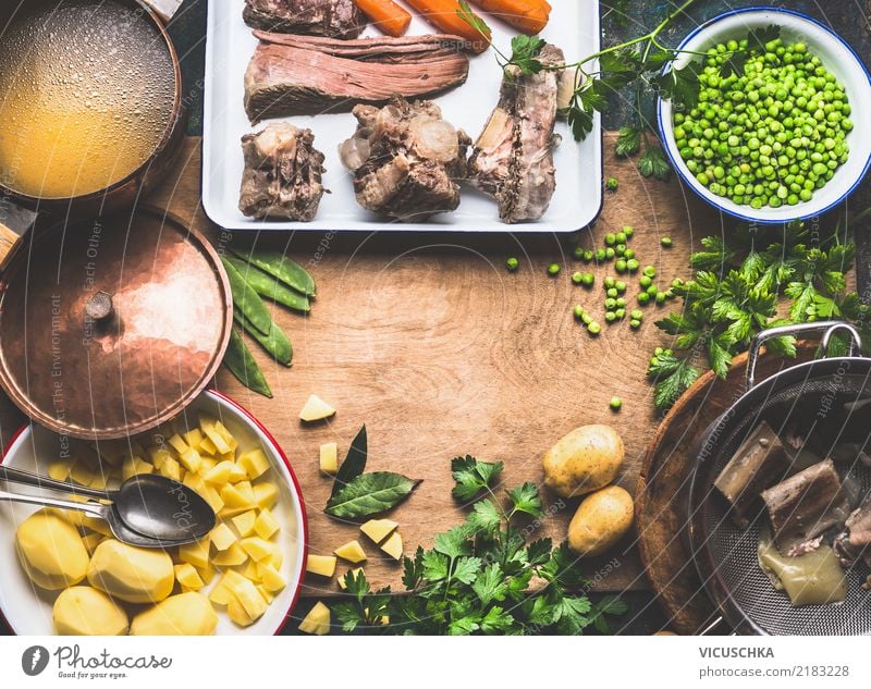 Kartoffelsuppe mit grünen Erbsen und Fleisch Lebensmittel Gemüse Suppe Eintopf Kräuter & Gewürze Ernährung Mittagessen Abendessen Slowfood Geschirr