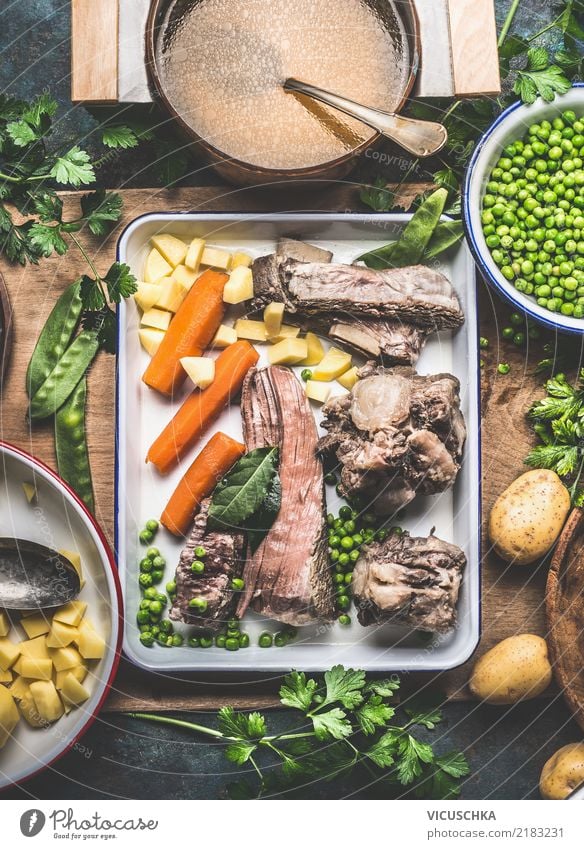 Kartoffelsuppe mit Fleisch und grüne Erbsen Lebensmittel Gemüse Suppe Eintopf Kräuter & Gewürze Ernährung Mittagessen Bioprodukte Geschirr Teller