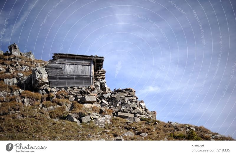 Hüttenzauber ruhig Ausflug Berge u. Gebirge Haus Umwelt Natur Himmel Sonnenlicht Herbst Schönes Wetter Dürre Gras Sträucher Felsen Menschenleer Holzhütte Stein