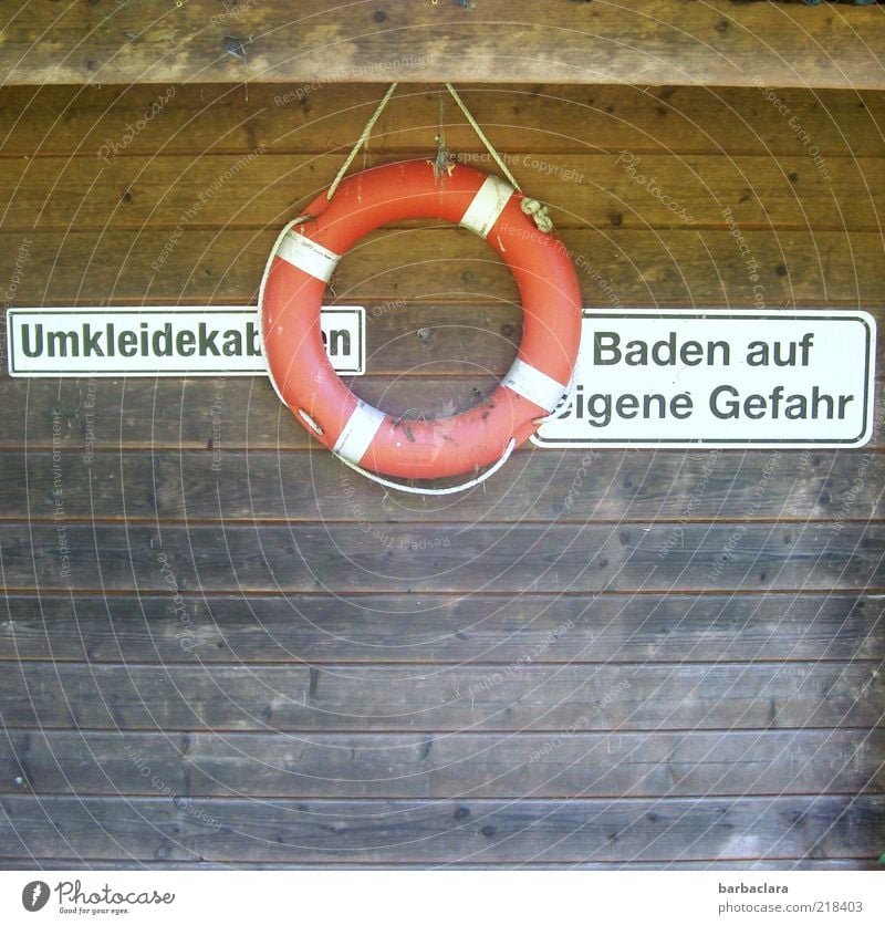 Im Falle eines Falles Sommer Holz Hinweisschild Warnschild Sicherheit Schutz achtsam bedrohlich Rettung Farbfoto Außenaufnahme Tag Holzbrett Holzwand