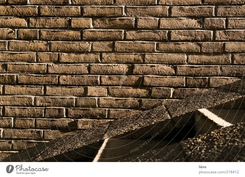 Streiflicht Bauwerk Mauer Wand Treppe Wege & Pfade Stein Backstein braun Schlagschatten Fuge Farbfoto Gedeckte Farben Außenaufnahme Menschenleer