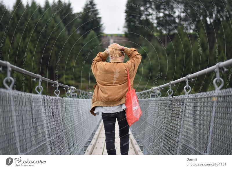 Brückentag mit H. Haare & Frisuren Junge Frau Jugendliche Baum Wald Jacke Tasche Jutebeutel Zopf Stahl gehen genießen machen Haarpflege Sonntag Stahlbrücke