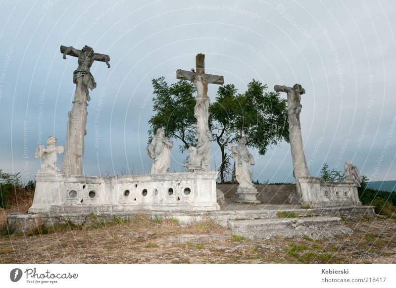 Kreuzgang Skulptur Denkmal Sehenswürdigkeit Wahrzeichen Stein Engel Kreuzigungsdarstellung hängen historisch blau braun grau Mitgefühl Glaube Traurigkeit Trauer