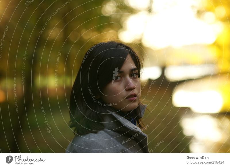 Träume II Mensch feminin Junge Frau Jugendliche 1 Umwelt Natur Schönes Wetter Park Haare & Frisuren brünett schön Gefühle Stimmung kalt Farbfoto Außenaufnahme