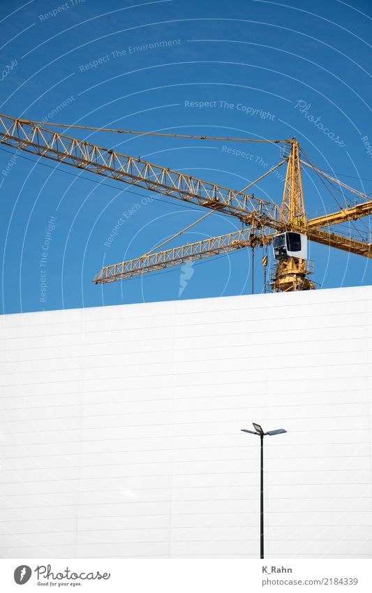 Baustelle Arbeit & Erwerbstätigkeit Beruf Handwerker Arbeitsplatz Werkzeug Maschine Stadt Haus Hochhaus Parkhaus Bauwerk Gebäude Mauer Wand Fassade Beton Metall