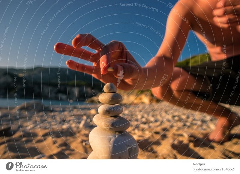 Stein auf Stein... Mensch maskulin Junger Mann Jugendliche Erwachsene Hand Finger 1 30-45 Jahre Natur Wasser Wolkenloser Himmel Sommer Schönes Wetter Strand