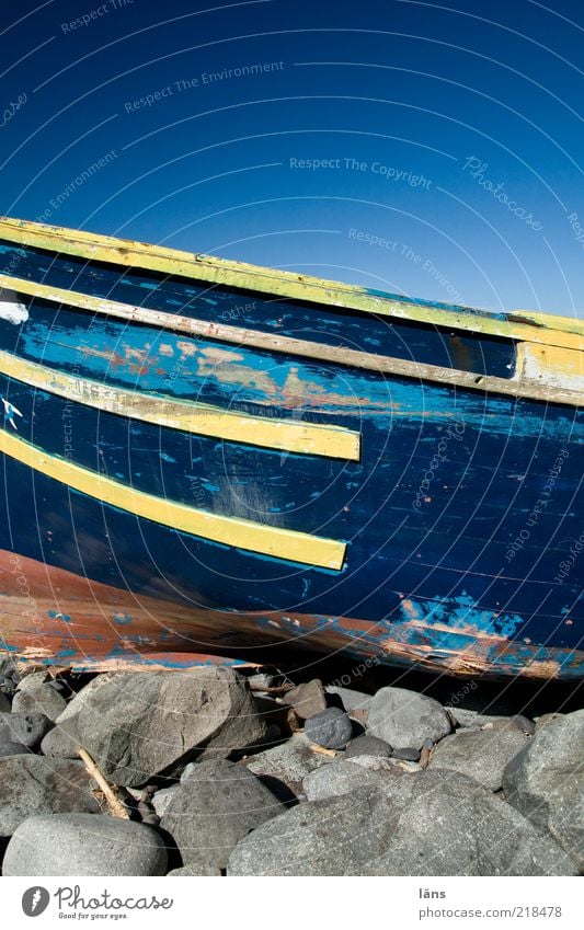 Schiffbruch Himmel Wolkenloser Himmel Schönes Wetter Küste Schifffahrt Fischerboot Stein Holz alt authentisch blau gelb Verfall Wandel & Veränderung Lack