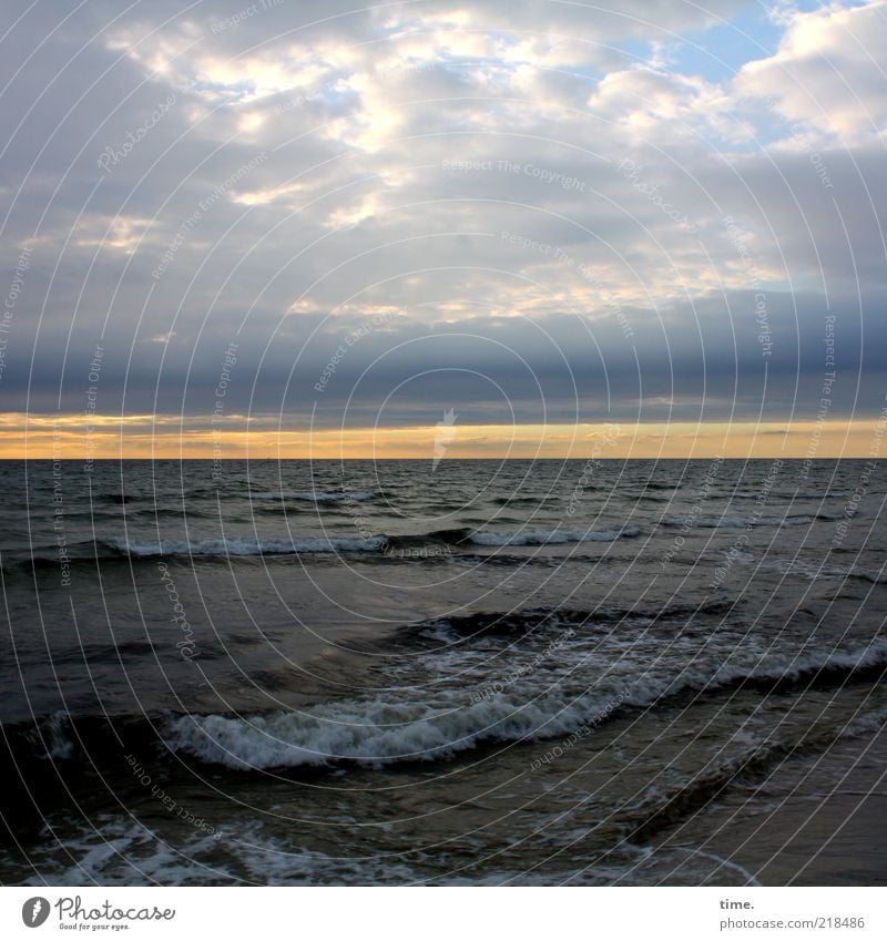 Abend am Strand schön ruhig Ferne Meer Wellen Wasser Himmel Wolken Horizont Küste Ostsee Traurigkeit nass Stimmung Einsamkeit feucht Gischt Atmosphäre Glätte