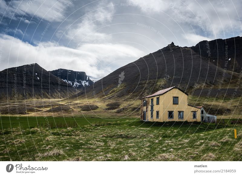 Verlassen Natur Landschaft Pflanze Himmel Wolken Frühling Schönes Wetter Wind Gras Wiese Felsen Berge u. Gebirge Fjord Menschenleer Haus Ruine alt Armut blau