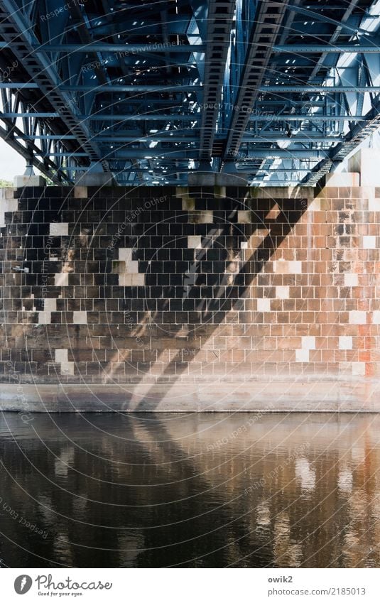 Innenleben Wasser Fluss Elbe Deutschland Kleinstadt Brücke fest groß Metall Stein Brückenpfeiler Mauersteine Flickenteppich Patchwork Segmente wuchtig