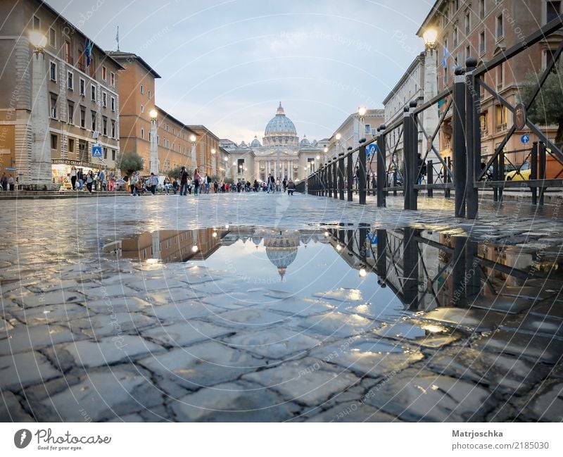 Petersdom Rom Italien Europa Fußgängerzone Dom Architektur Sehenswürdigkeit Stein entdecken leuchten Ferien & Urlaub & Reisen alt blau gold grau Pflastersteine