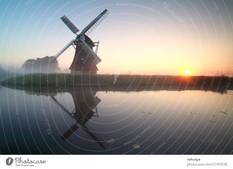 charmante Windmühle am See bei nebligen Sonnenaufgang Sommer Natur Landschaft Himmel Horizont Sonnenuntergang Schönes Wetter Nebel Teich Fluss Gebäude