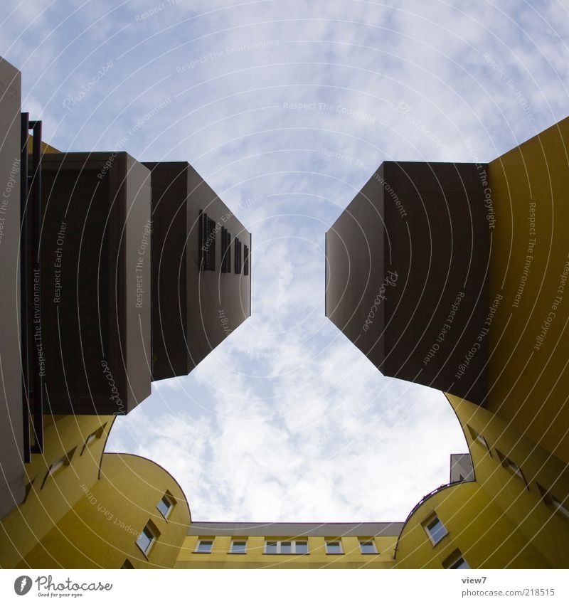 eckig und kantig Himmel Wolken Haus Hochhaus Bauwerk Architektur Mauer Wand Fassade Balkon Fenster authentisch außergewöhnlich dunkel modern neu oben trist gelb