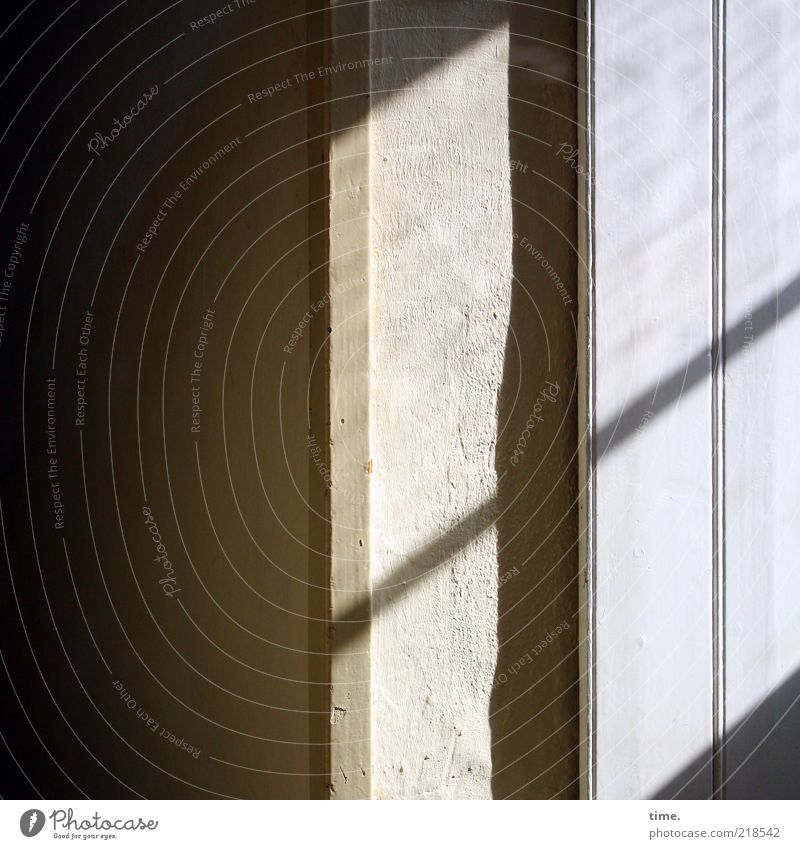 Dankbarkeit Licht Schatten Menschenleer diagonal Fenster Wand Gedeckte Farben Silhouette Innenaufnahme Innenarchitektur Sonnenstrahlen Flur dunkel Tag