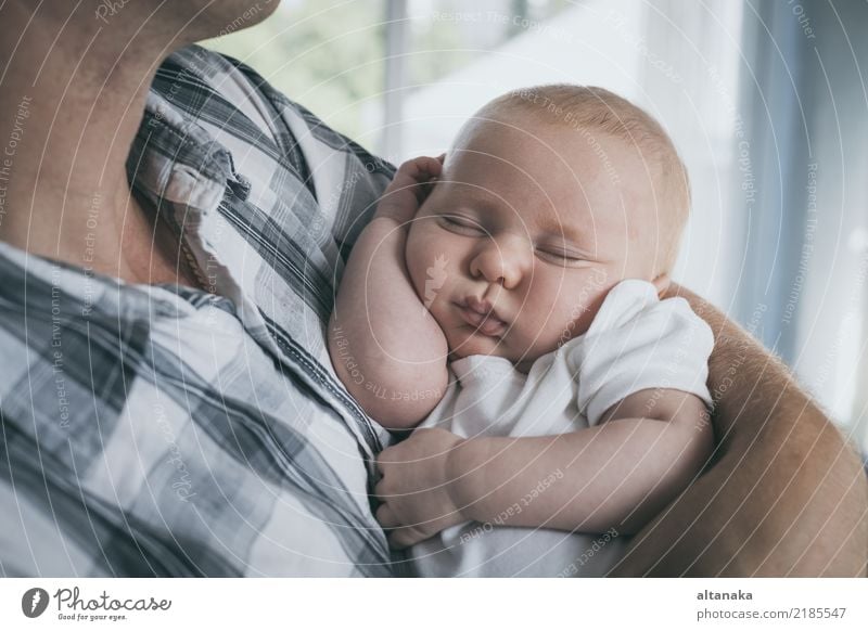 Vater hält neugeborenen Sohn zur Tageszeit. Konzept der glücklichen Familie. Lifestyle Freude Glück Leben Erholung Freizeit & Hobby Spielen