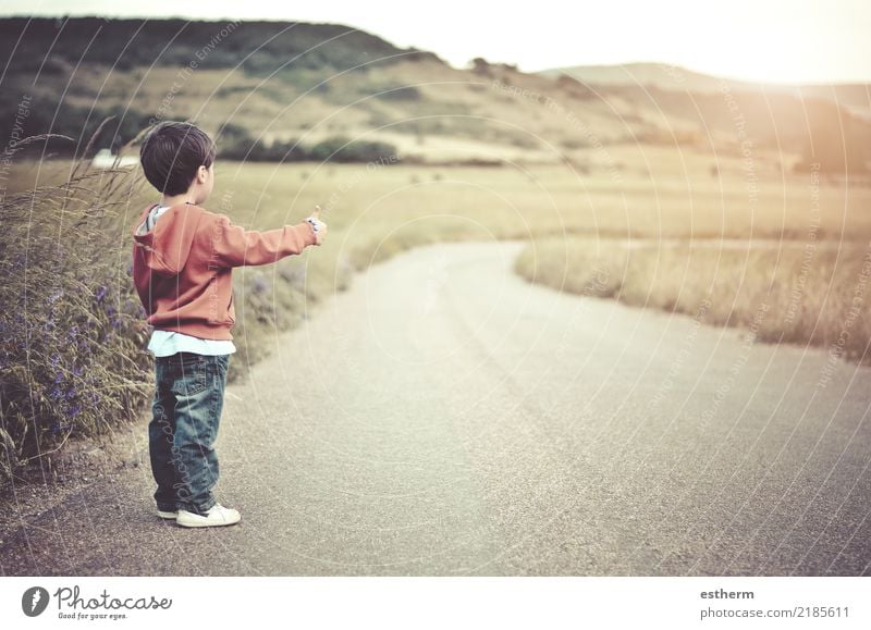 Kind auf der Straße Lifestyle Ferien & Urlaub & Reisen Ausflug Abenteuer Freiheit Sightseeing Mensch maskulin Kleinkind Junge Kindheit 1 3-8 Jahre Natur Feld