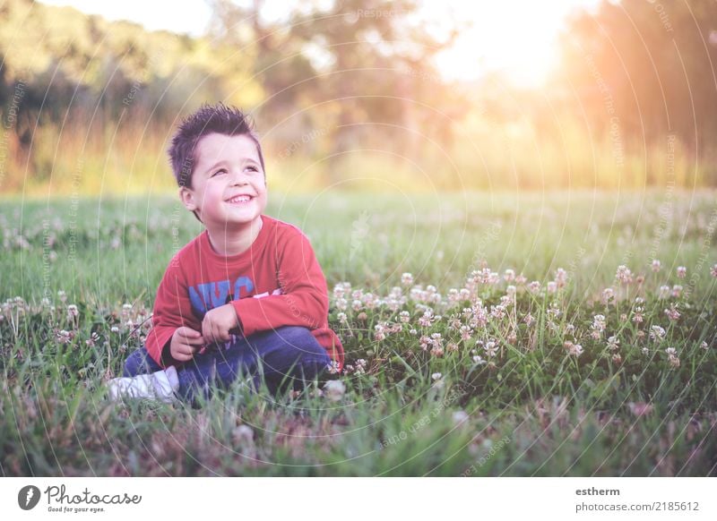 lächelndes Kind, das auf dem Gebiet sitzt Lifestyle Abenteuer Freiheit Mensch maskulin Kleinkind Kindheit 1 3-8 Jahre Natur Frühling Sommer Blume Garten Park