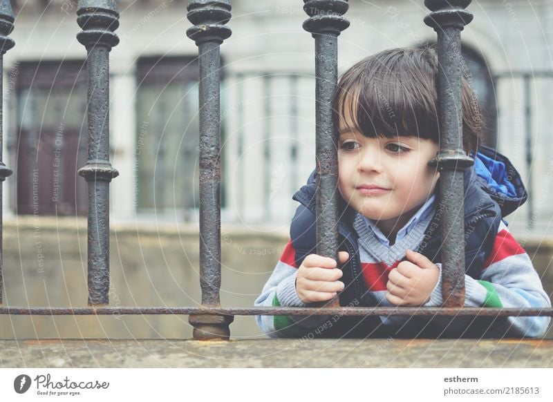 nachdenkliches Kind Mensch maskulin Kleinkind Kindheit 1 3-8 Jahre beobachten Denken Fitness träumen Traurigkeit kuschlig Neugier Gefühle Hoffnung Sorge Heimweh