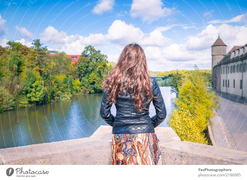 Mädchen, das in Richtung des Flusses und des cloudscape blickt Lifestyle Erholung Freizeit & Hobby Freiheit feminin Frau Erwachsene Natur Landschaft Himmel