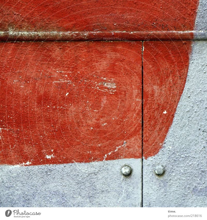 Wunst Tür Menschenleer Außenaufnahme rot weiß Linie Leiste Schlitz aufsteigen Kurve Klappe Verdeck 2 horizontal angemalt Farbe Gedeckte Farben Schatten dreckig