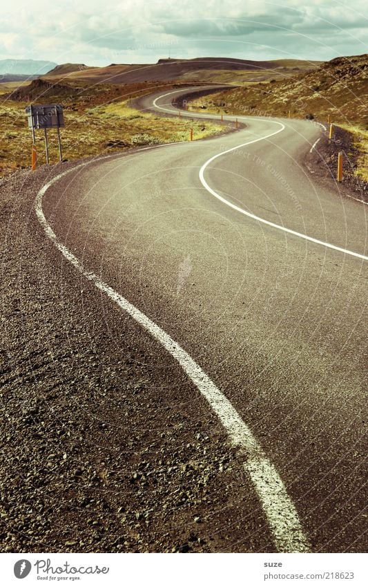 Schleudergefahr Umwelt Natur Landschaft Urelemente Erde Himmel Wolken Horizont Verkehrswege Straße Wege & Pfade Linie außergewöhnlich fantastisch trist braun