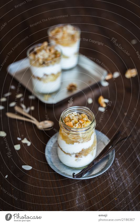 Apfel-Creme mit Crumble Dessert Süßwaren Sahne Ernährung Glas lecker süß Farbfoto Innenaufnahme Menschenleer Tag Schwache Tiefenschärfe