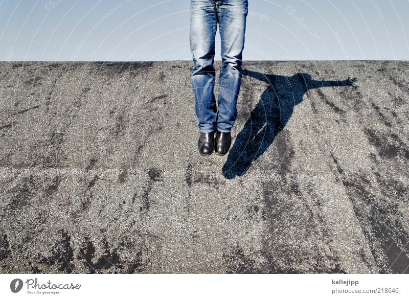 dachnummer Mensch Beine 1 Jeanshose Stiefel fliegen springen Teerpappe Farbfoto Außenaufnahme Licht Schatten Kontrast Schweben leicht Leichtigkeit