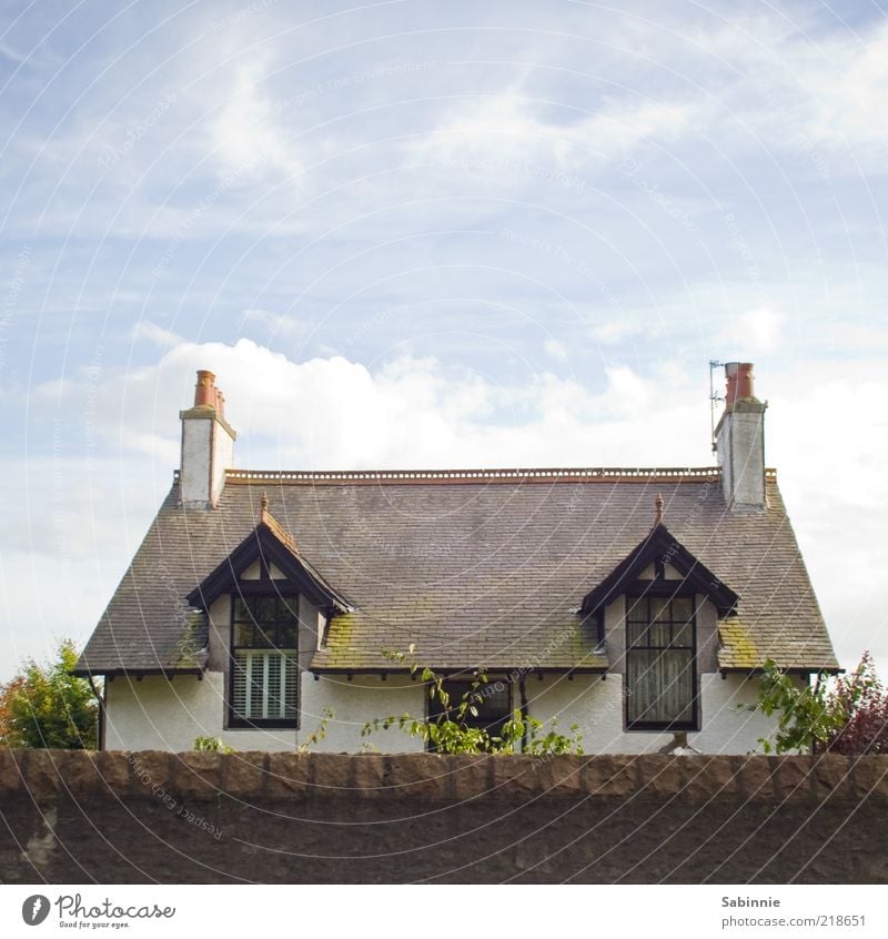 Nachbar's Cottage Reichtum Himmel Wolken Aberdeen Schottland Haus Traumhaus Gebäude Architektur Fenster Tür Dach Schornstein Erkerfenster ästhetisch historisch