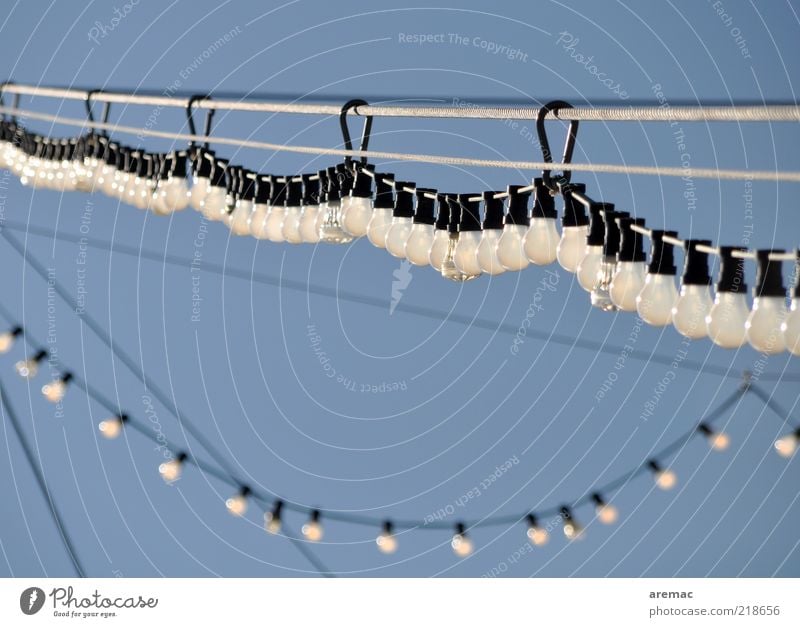 Energiesparpotential Lampe Kabel blau Glühbirne Beleuchtung Farbfoto Gedeckte Farben Außenaufnahme Menschenleer Hintergrund neutral Tag Schwache Tiefenschärfe