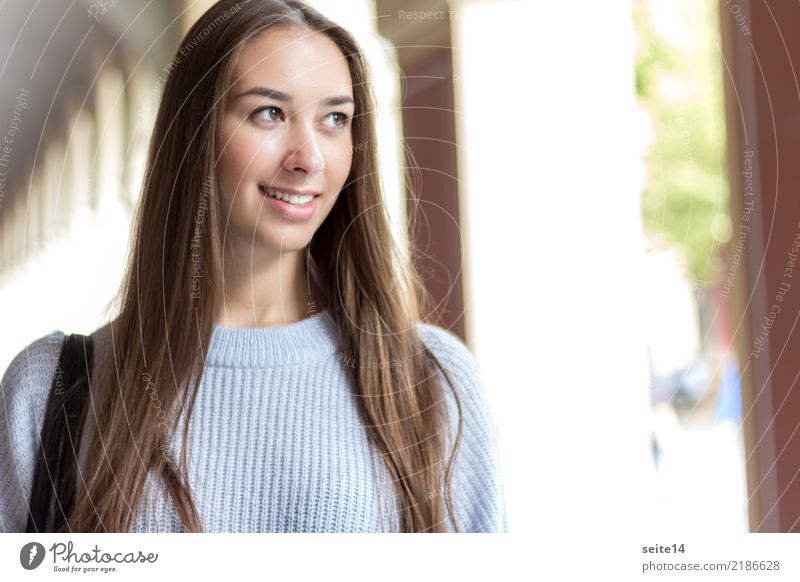 Portrait kaufen schön Sommer Sonne Studium Student Mädchen Junge Frau Jugendliche Herbst Stadt Fußgängerzone langhaarig Lächeln lachen ästhetisch hell klug