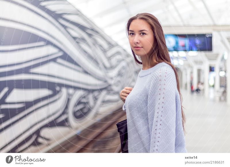 Waiting for the subway Student Junge Frau Jugendliche Stadt Flughafen Verkehr Öffentlicher Personennahverkehr Eisenbahn U-Bahn Bahnsteig fahren warten